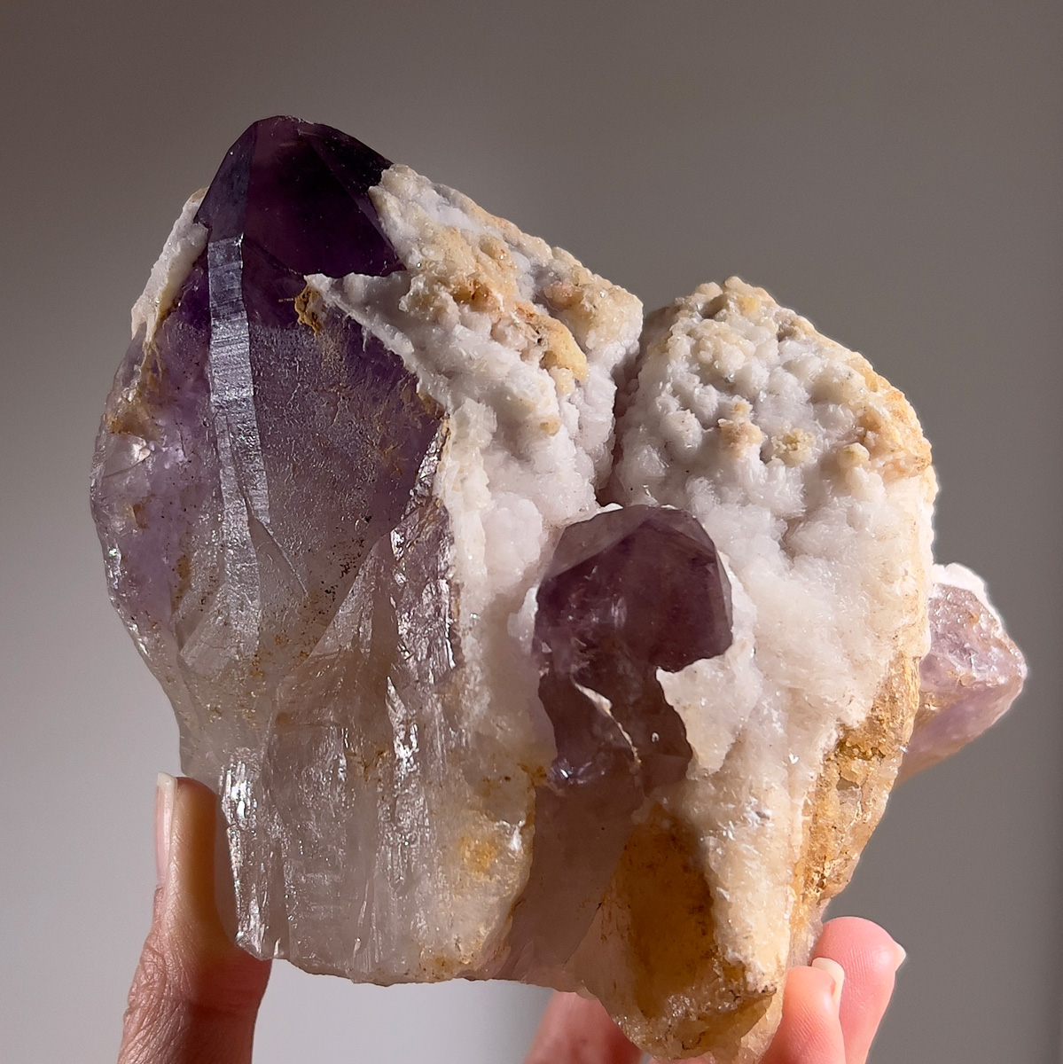 方解石共生雪蓋紫水晶 917g (25b-1)