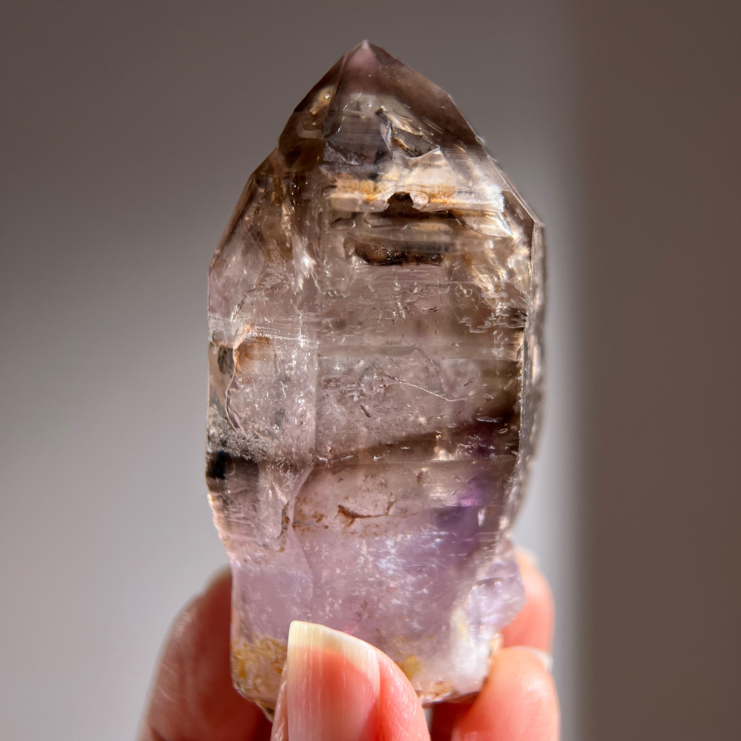 納米比亞布蘭登堡窗型骸骨煙紫晶 #刻滿資料庫記號 #倒三角 98g (261-11)